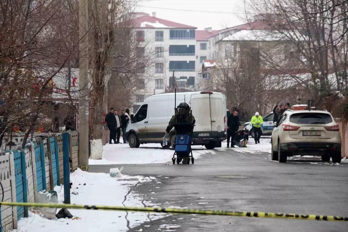 Iğdır\'da Şüpheli Çanta Patlatıldı