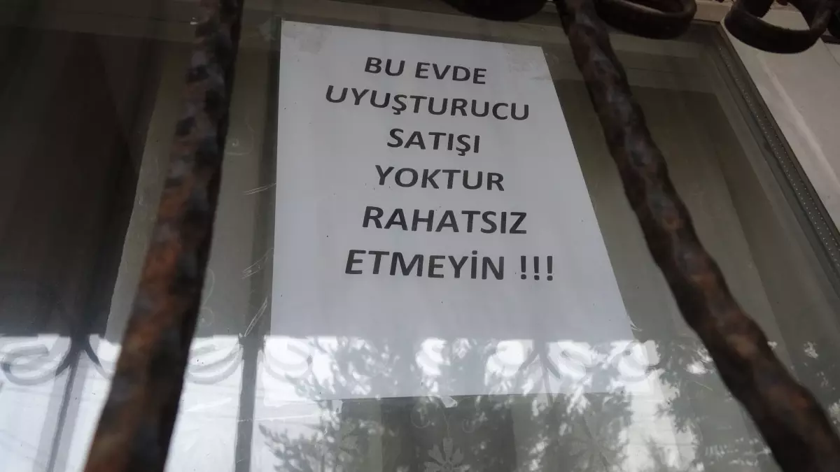 İllallah eden mahalleli evinin camına "Uyuşturucu satışı yoktur" yazısı astı