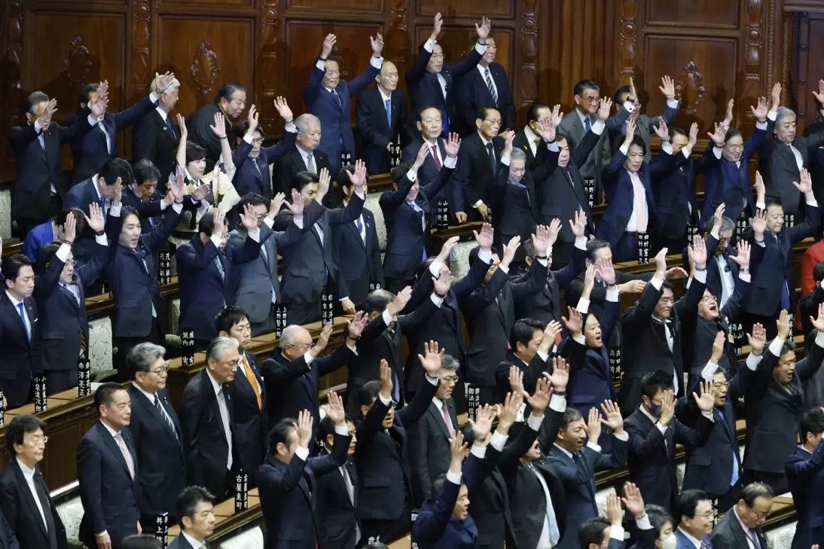 Japonya\'da hükümet düştü, ülke erken seçime gidiyor