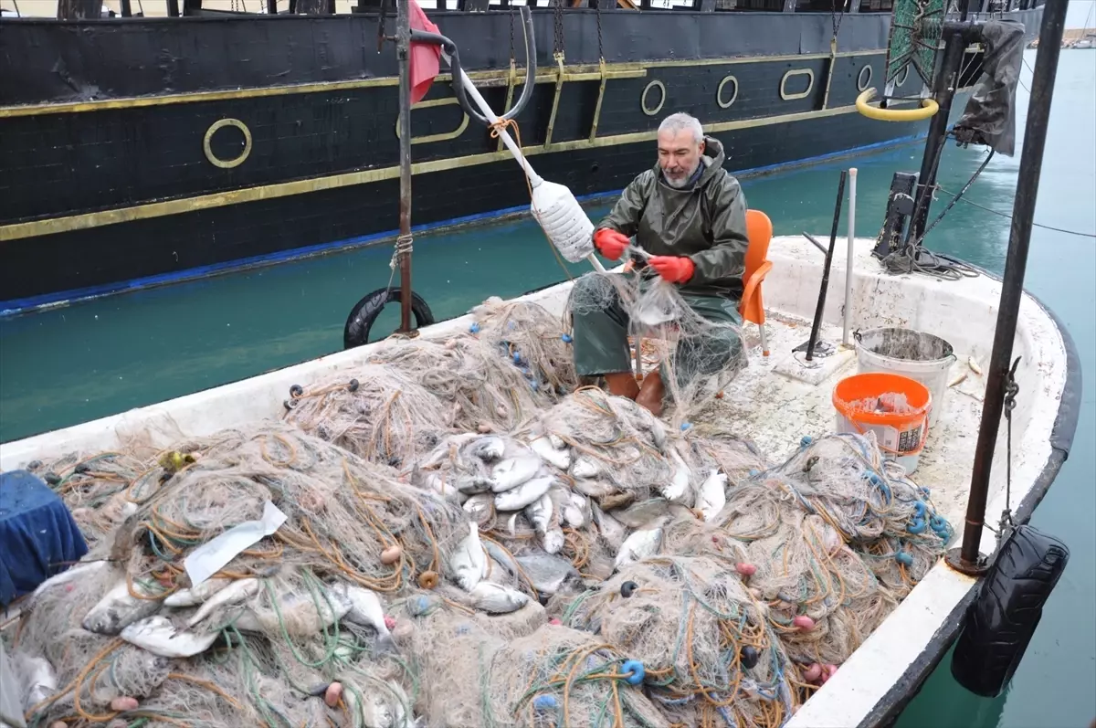 Silifke’de Fırtına: Tur Teknesi Battı, Balıklar Kıyıya Vurdu