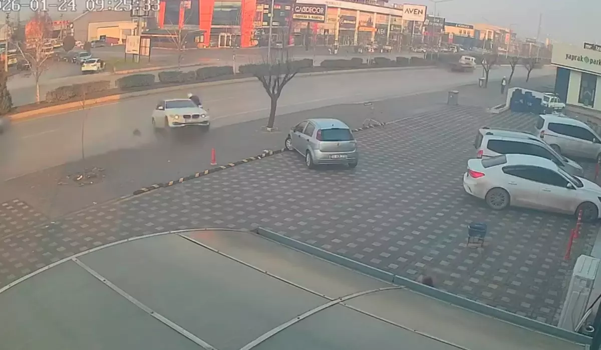 İnegöl\'de Kazada İkisinin de Yaralanmadığı Anlar