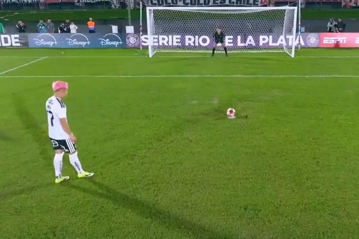 Penaltı için topun başına geçen futbolcu hayatını şokunu yaşadı