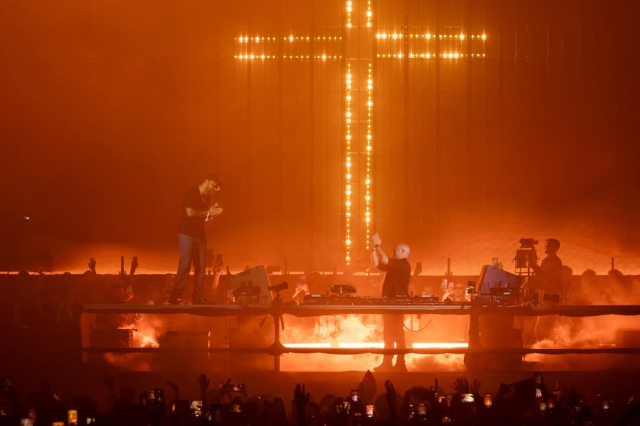 Portekizli Rahipten DJ'liğe sıra dışı geçiş: Sosyal medyanın yeni ikonu