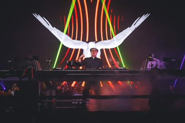 Portekizli Rahipten DJ'liğe sıra dışı geçiş: Sosyal medyanın yeni ikonu