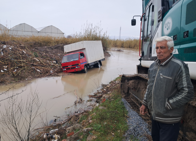 Sağanak yağış can aldı! Oynarken tahliye kanalına düşen 3 yaşındaki çocuk hayatını kaybetti Sağanak yağış can aldı! Oynarken tahliye kanalına düşen 3 yaşındaki çocuk hayatını kaybetti