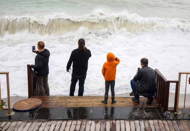 Sağanak yağış can aldı! Oynarken tahliye kanalına düşen 3 yaşındaki çocuk hayatını kaybetti Sağanak yağış can aldı! Oynarken tahliye kanalına düşen 3 yaşındaki çocuk hayatını kaybetti