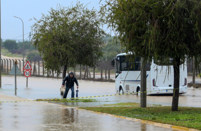 Sağanak yağış can aldı! Oynarken tahliye kanalına düşen 3 yaşındaki çocuk hayatını kaybetti Sağanak yağış can aldı! Oynarken tahliye kanalına düşen 3 yaşındaki çocuk hayatını kaybetti