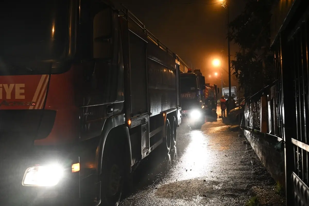 Sancaktepe\'de Gecekonduda Yangın