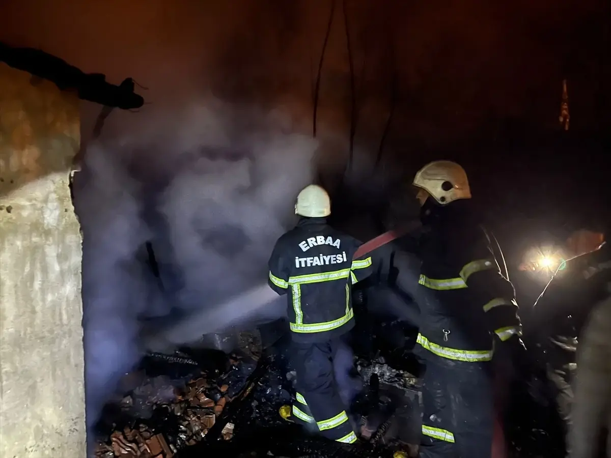 Erbaa\'da Yangın: Tek Katlı Ev Yanarak Küle Döndü