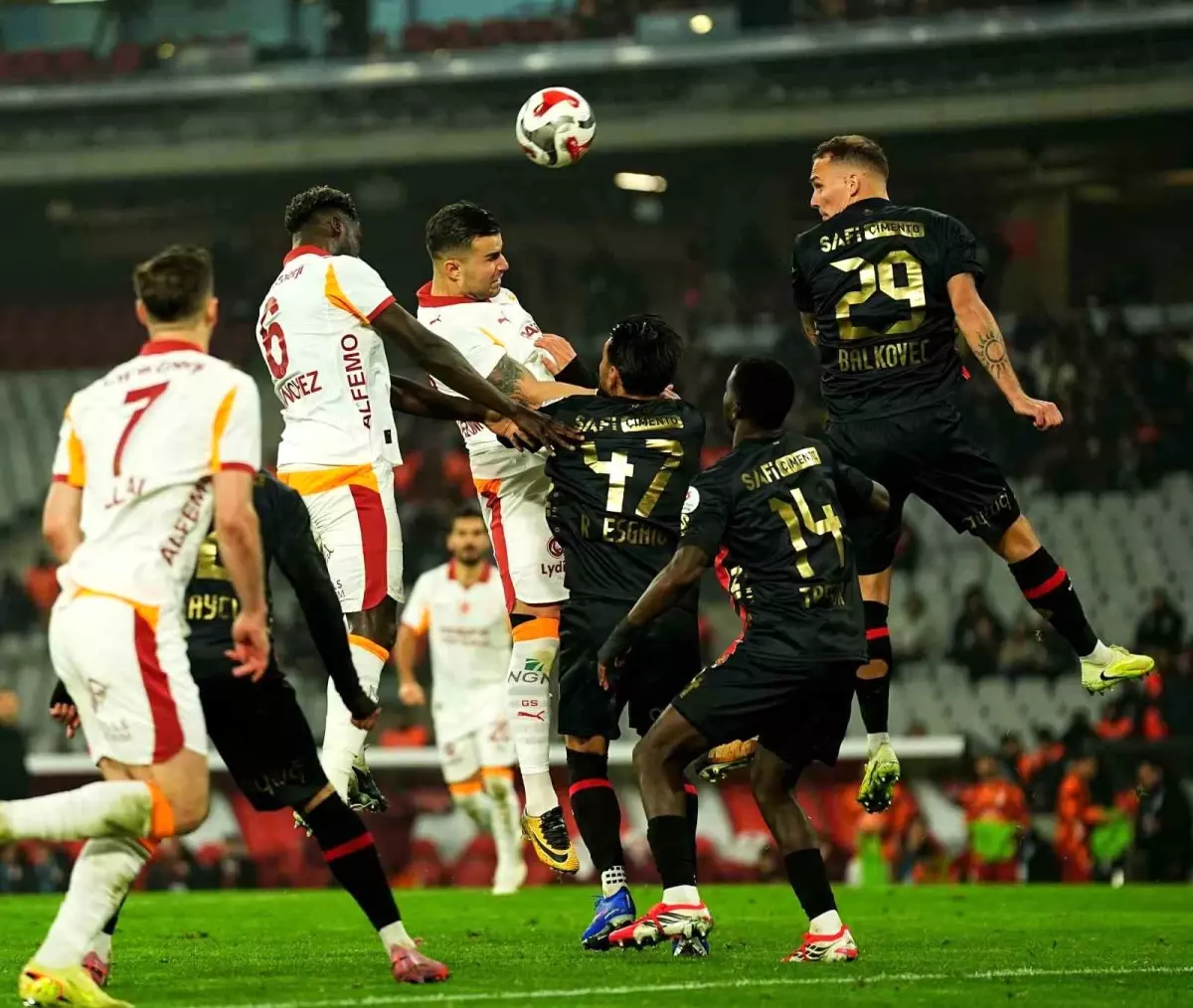 Karagümrük, Galatasaray\'a 3-1 Mağlup Oldu