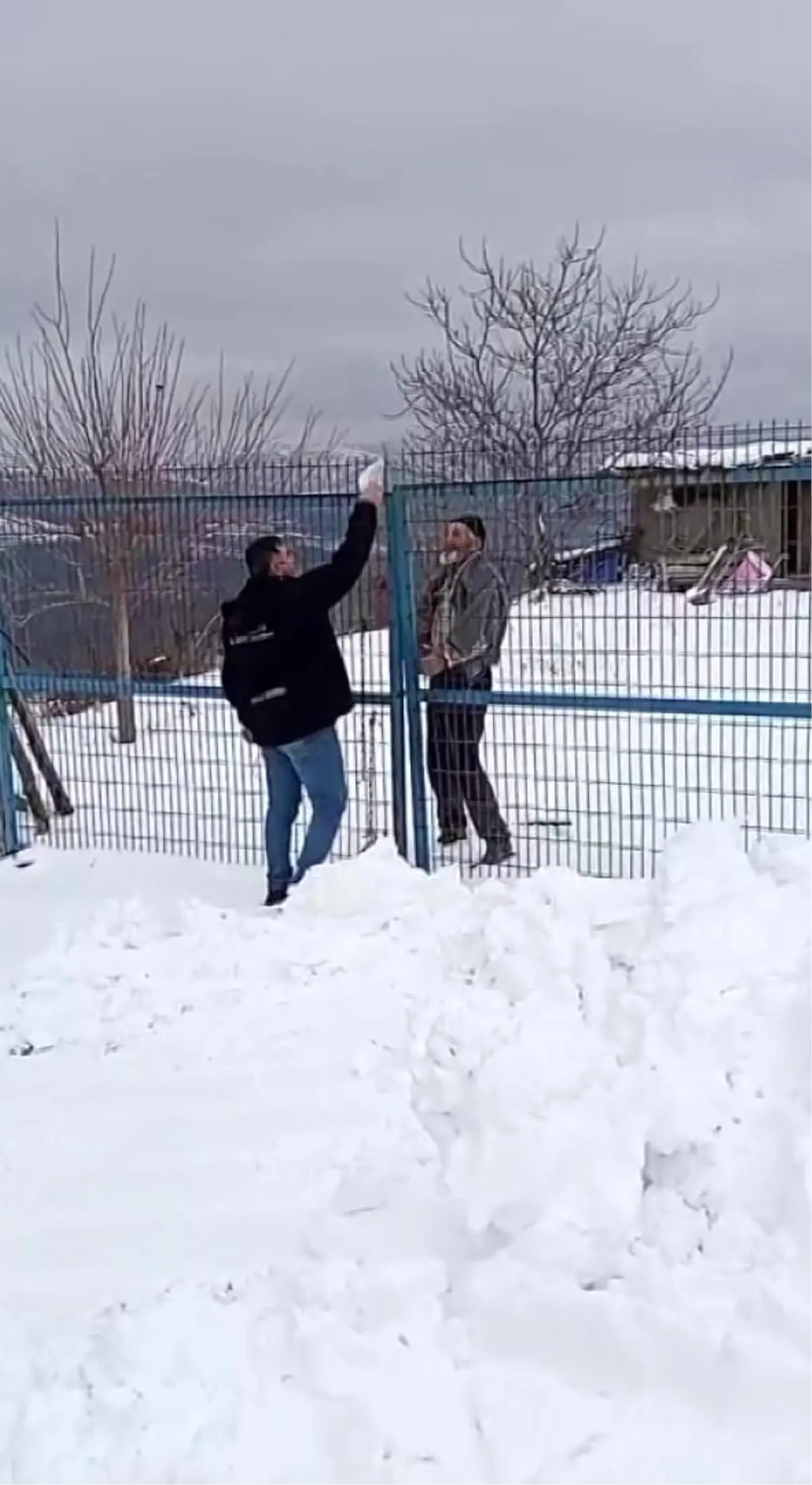 Karla Kaplı Yolda İlaç Yardımı