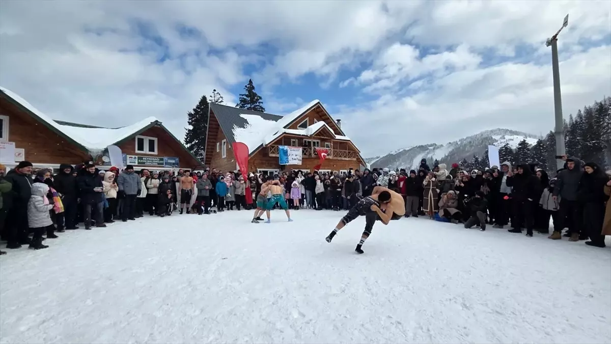 Artvin\'de Kar Şenliği Coşkusu