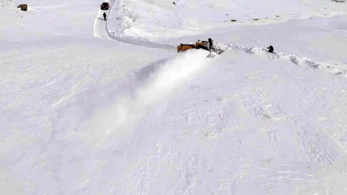 Aydınlar\'da kar hayatı felç etti: Valilikten kar savurma makinesi desteği