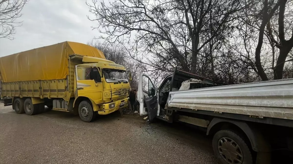 Bilecik\'te Kamyon-Kamyonet Çarpıştı: 4 Yaralı