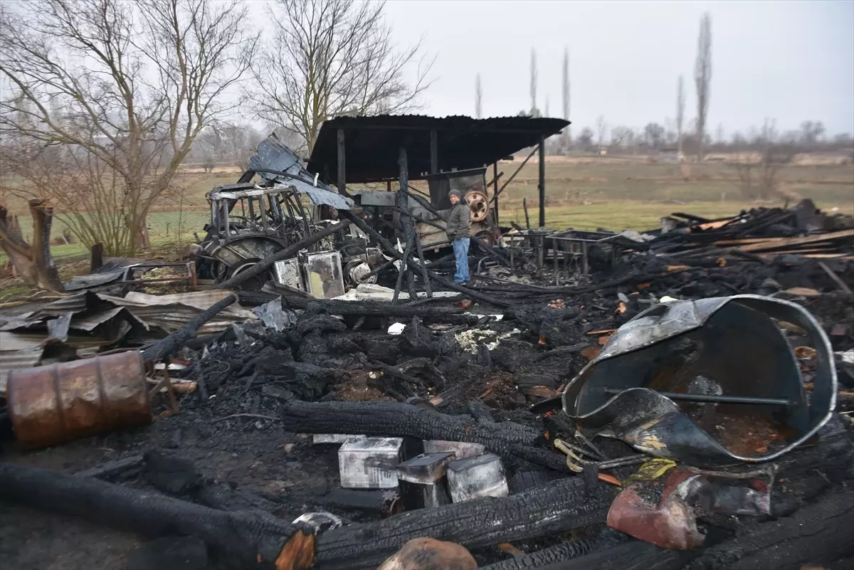 Boyabat\'ta Yangın: Tarım Aletleri Küle Döndü