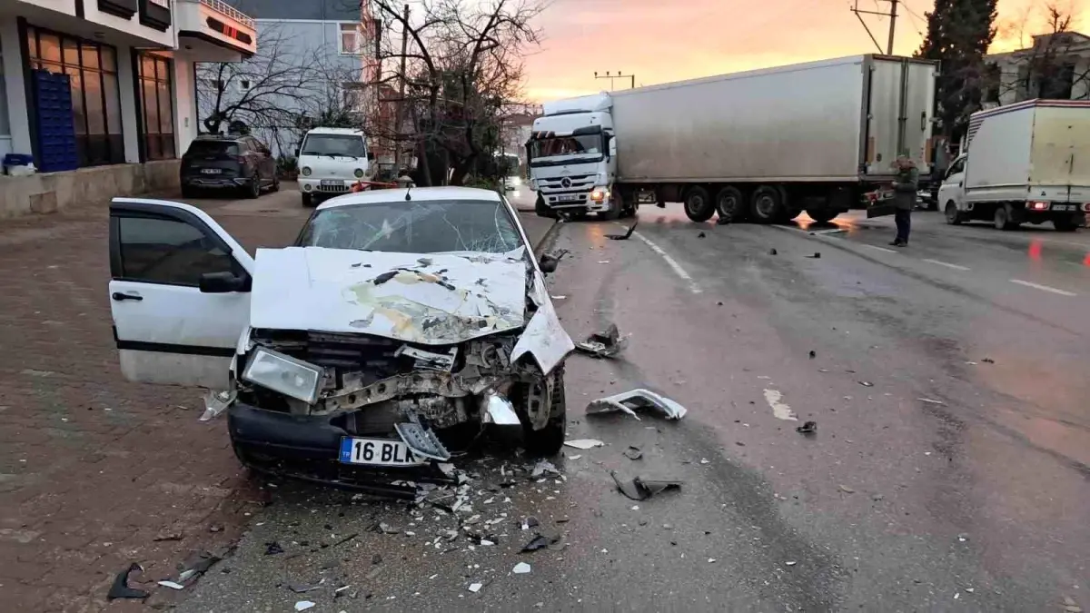 İznik\'te Tır ve Otomobil Kaza Yaptı