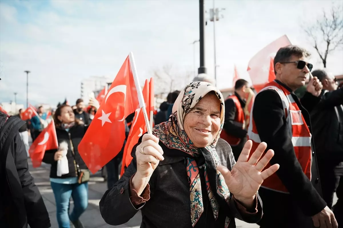 Çanakkale\'de Bayrağa Saygı Yürüyüşü