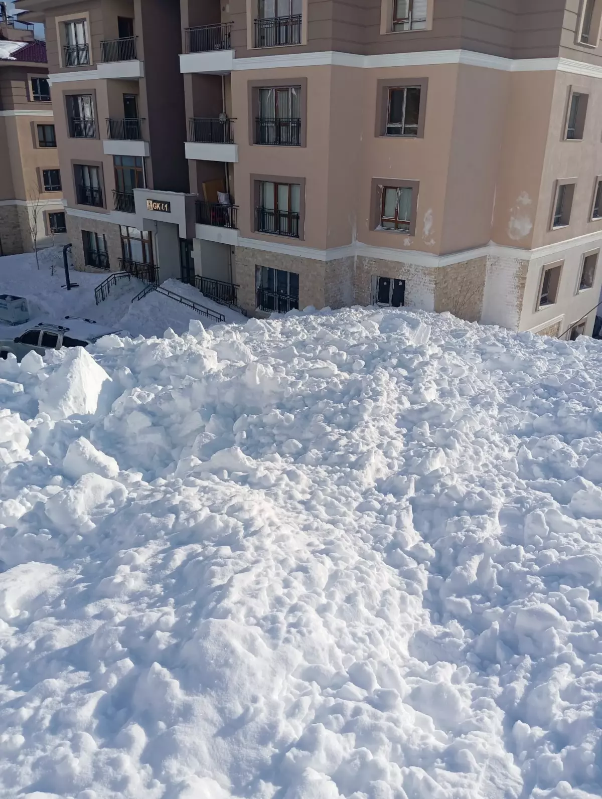 Çatak\'ta İki Ayrı Çığ Düşmesi