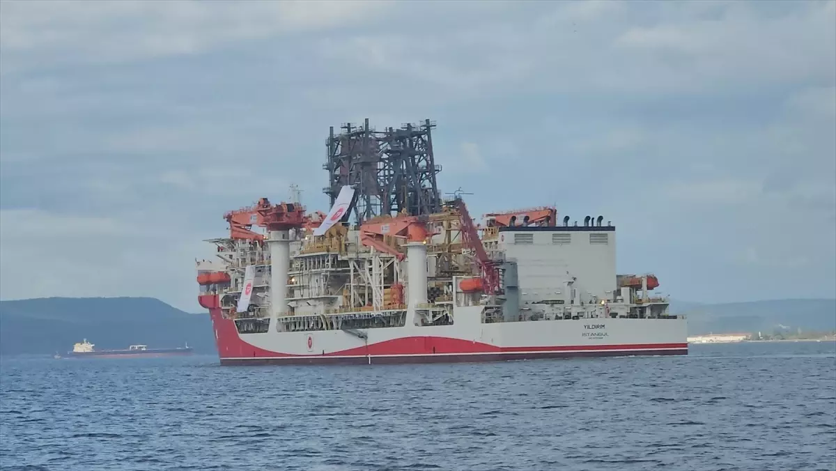 Yeni Sondaj Gemisi \'Yıldırım\' Boğaz\'dan Geçti