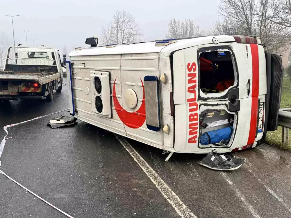 Düzce\'de Ambulans Devraldı, İki Yaralı