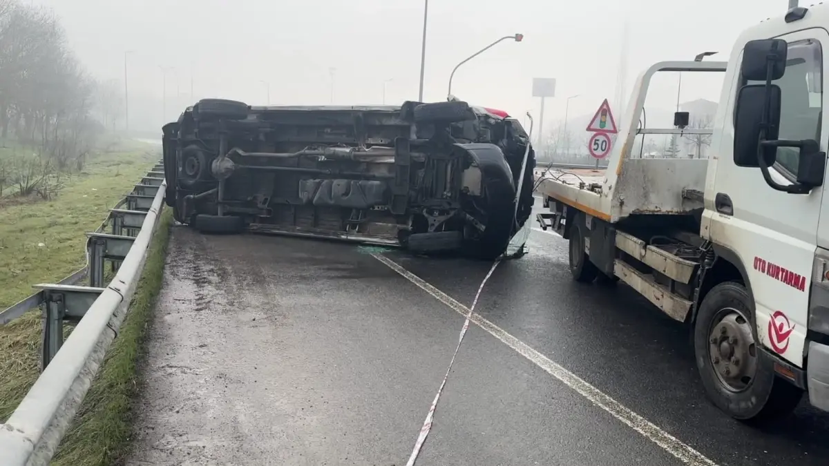 Düzce\'de Ambulans Devrildi: 2 Yaralı