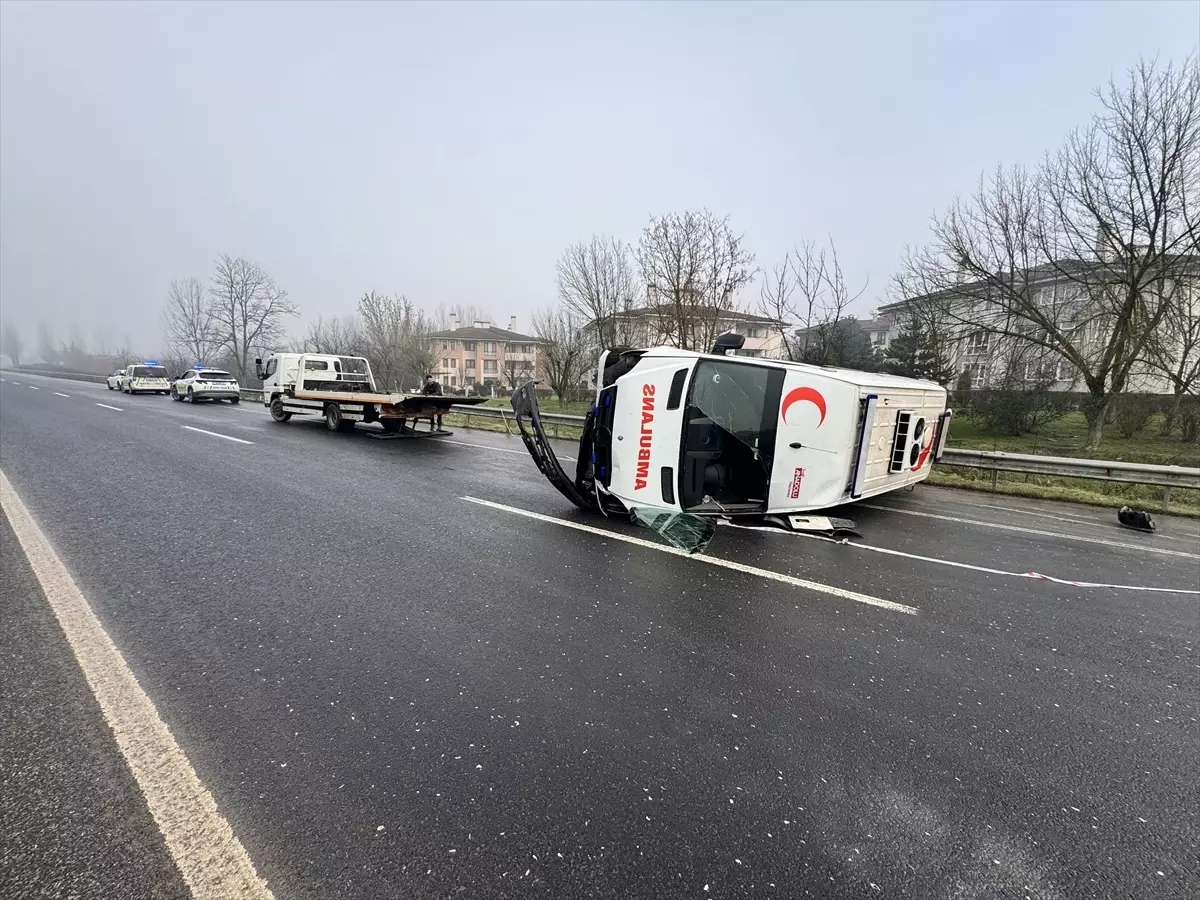 Düzce\'de Ambulans Devrildi: 2 Yaralı