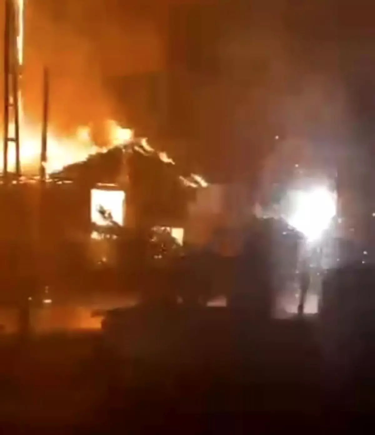 Düzce\'de Elektrik Direğindeki Patlama Yangına Sebep Oldu