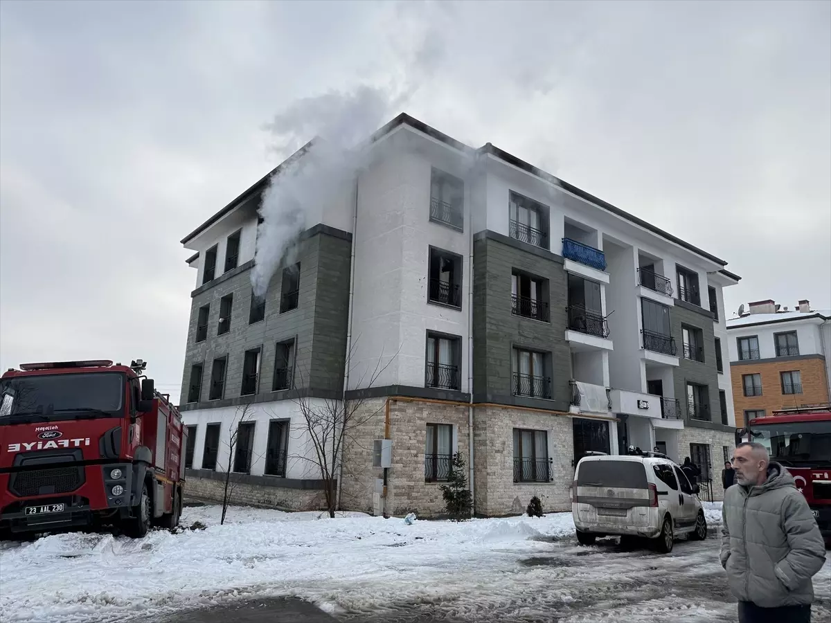 Elazığ\'da Yangın: 11 Kişi Dumandan Etkilendi