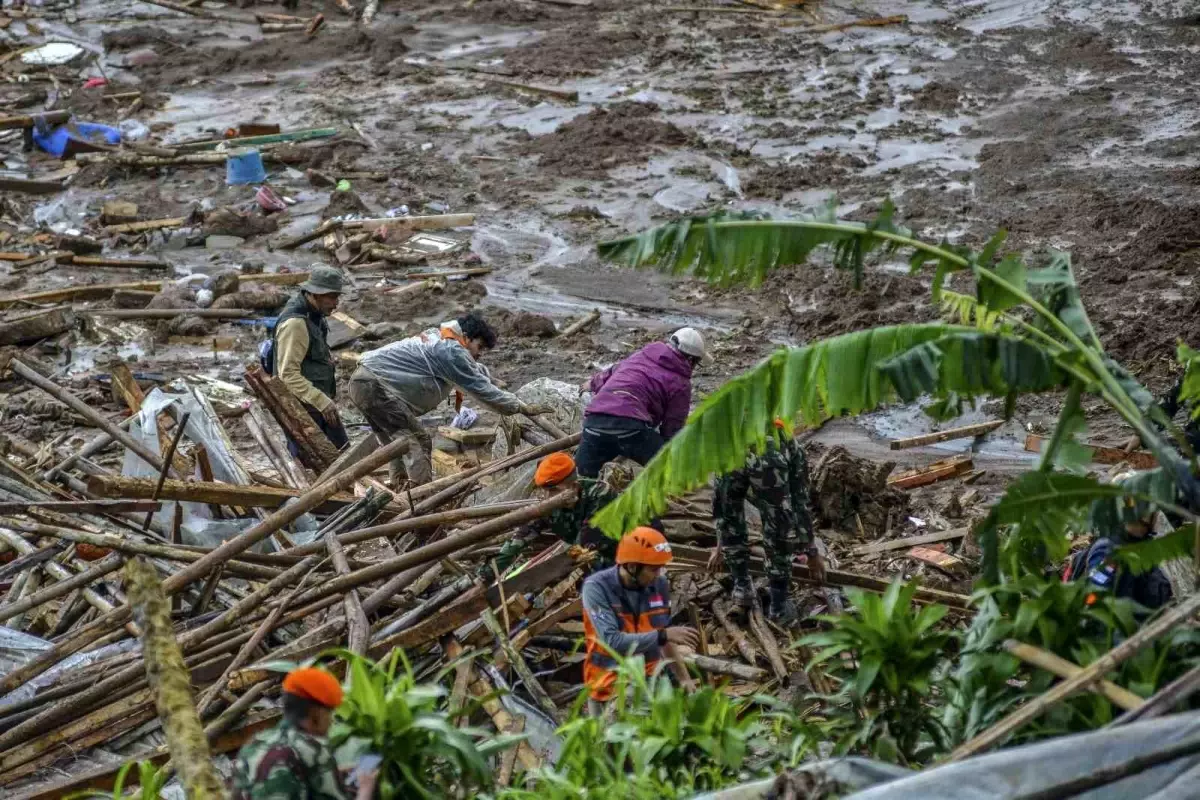 Endonezya\'da Heyelan: 16 Ölü
