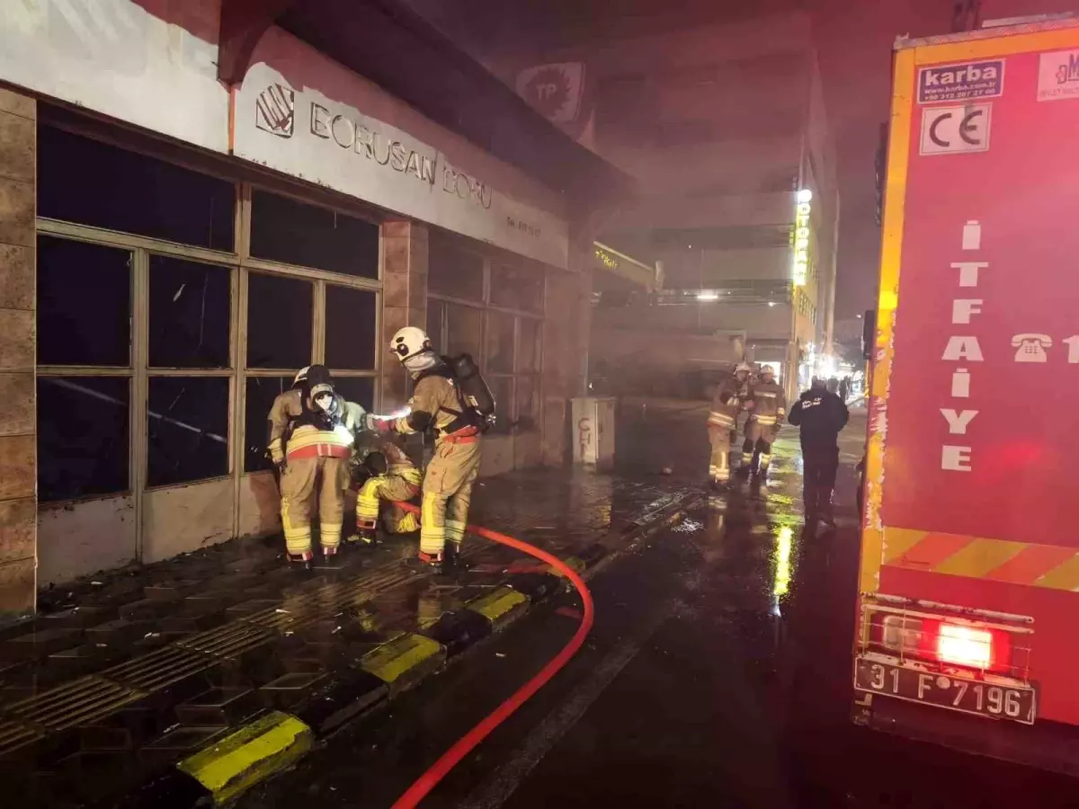 Hatay\'da korkutan yangın: Akaryakıt istasyonunun yanındaki bina alevlere teslim oldu