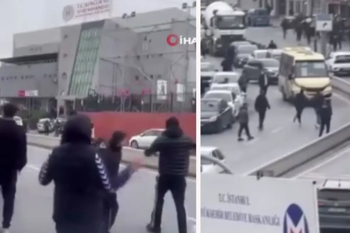 İstanbul\'un göbeğinde olay! Maç bitti, taş ve sopalar havada uçuştu