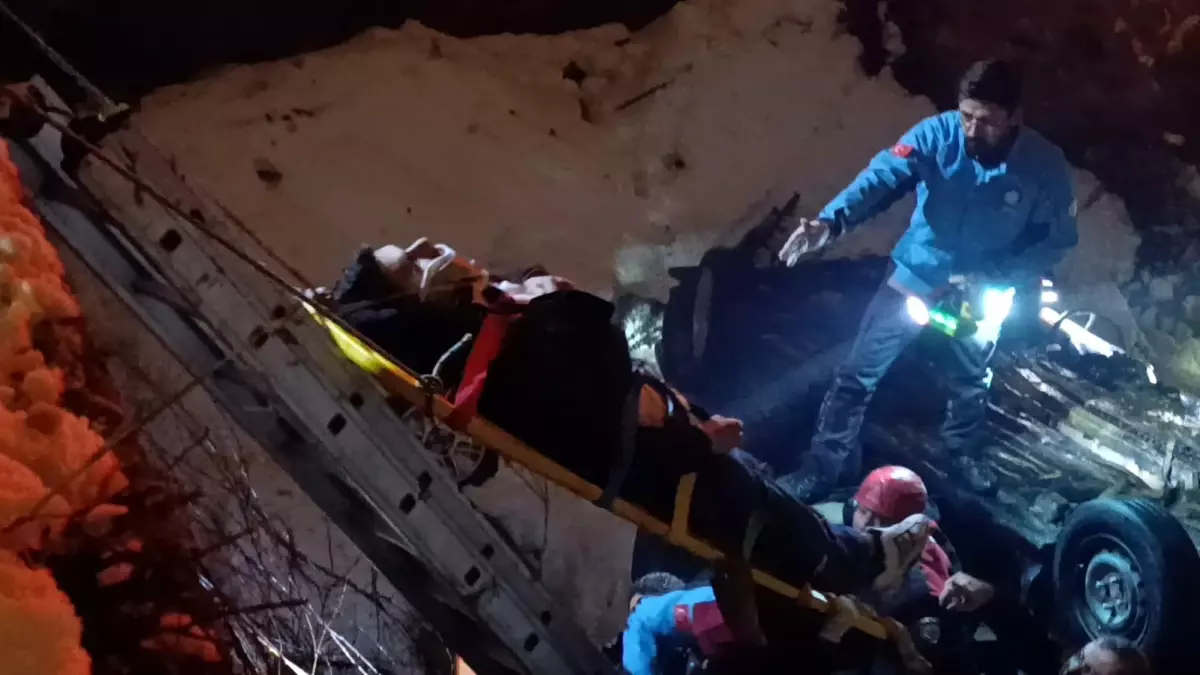 Kahramanmaraş\'ta Köprüden Uçan Araçta 5 Yaralı