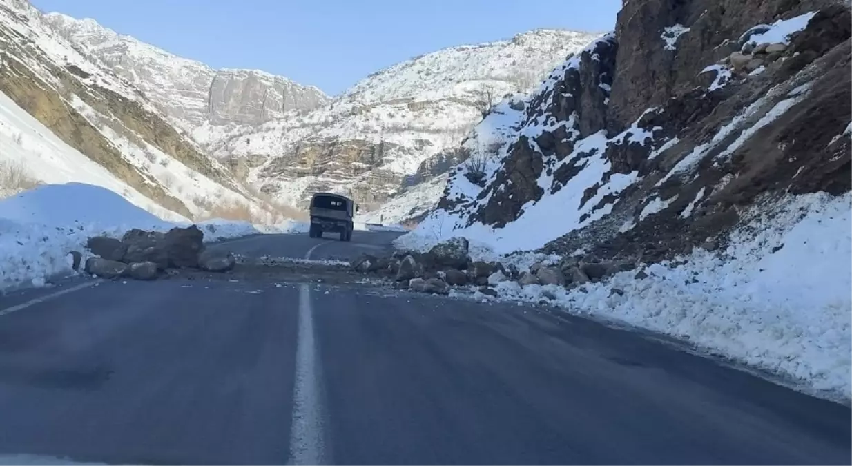 Hakkari\'de Kaya Düşmesi: Askerler Yolu Temizledi