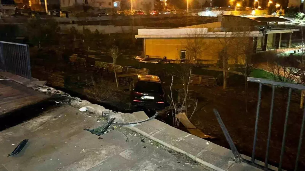 Karaman\'da Kaza: Araç Kafeye Uçtu