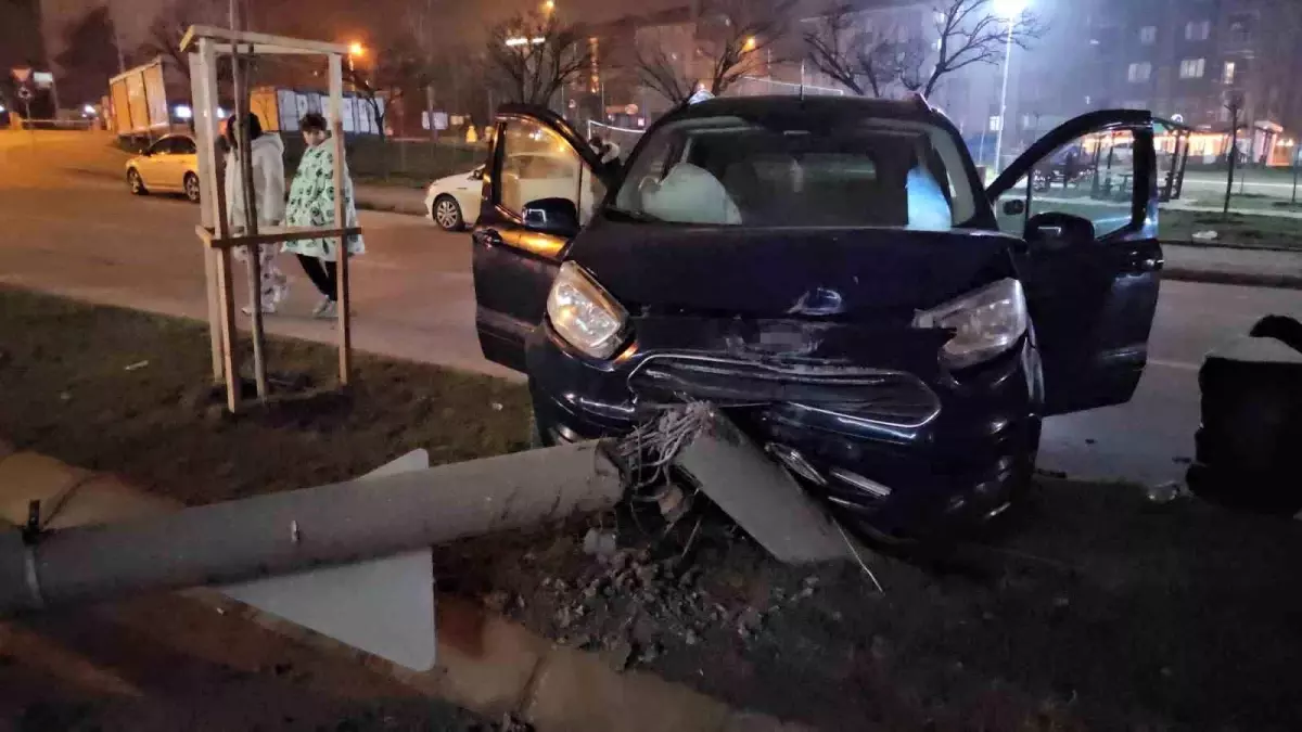 Edirne\'de Kontrolden Çıkan Araç Refüje Çarptı