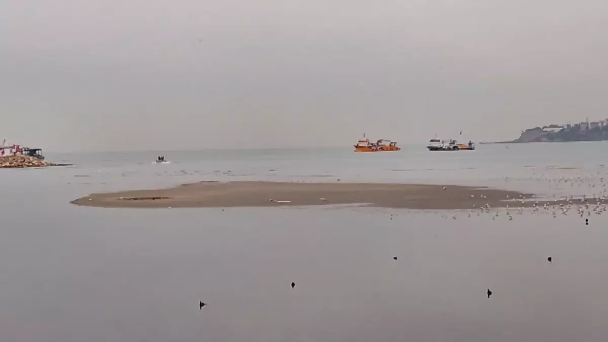 Silivri\'de Deniz Çekilmesi: Adacıklar Oluştu