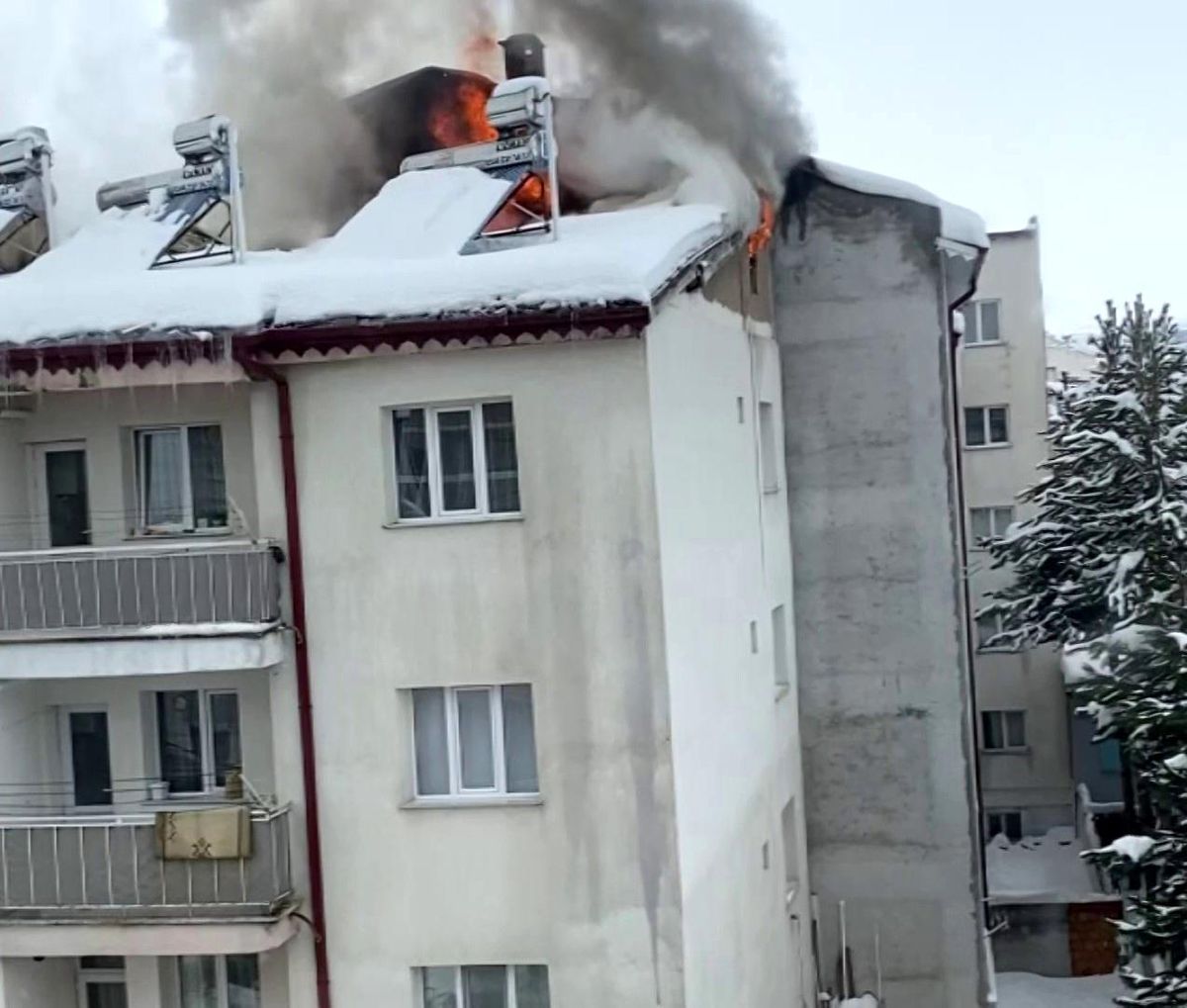 Sivas\'ta çatıda çıkan yangın paniğe neden oldu