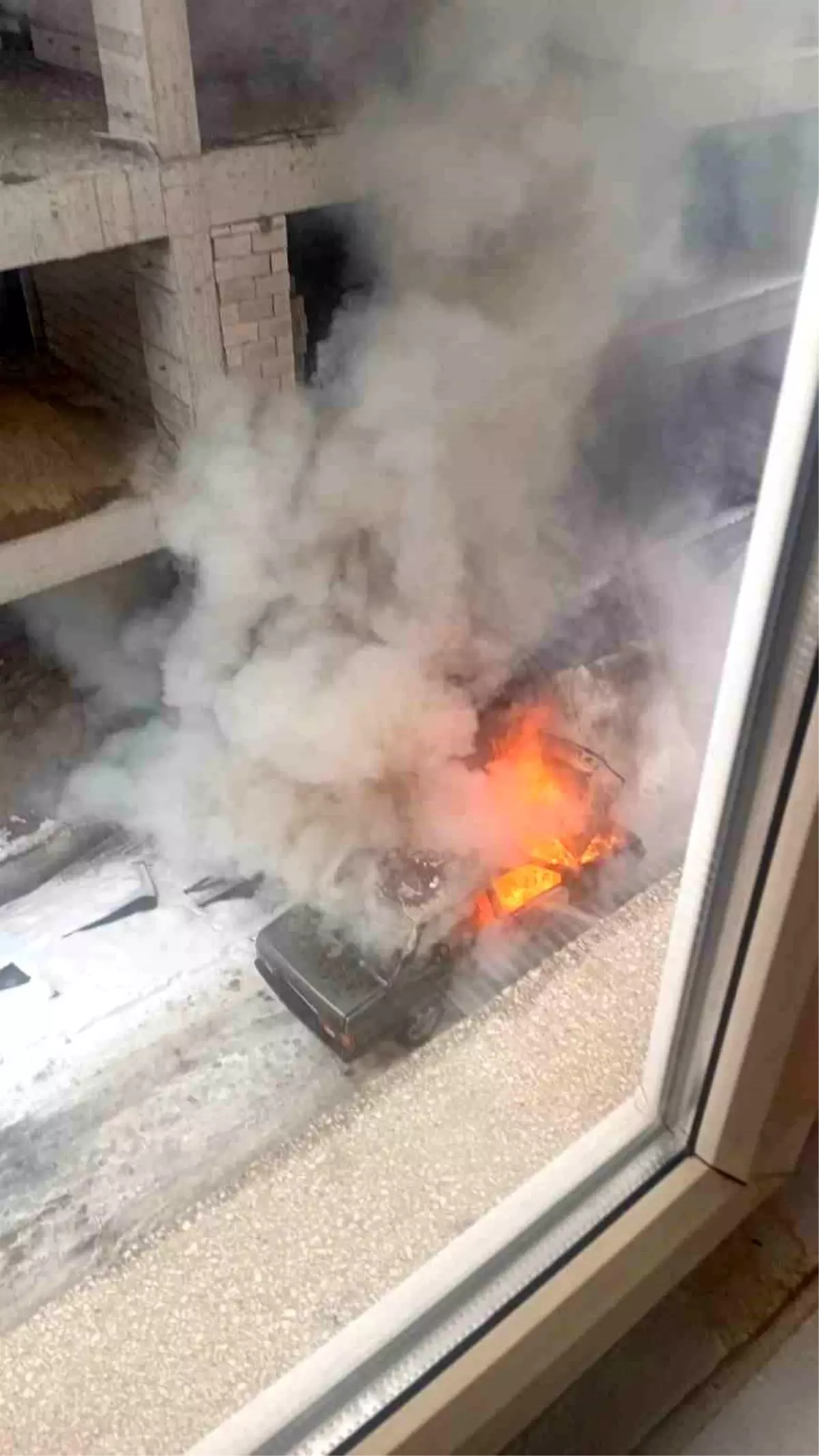 Elazığ\'da Park Halindeki Otomobil Yandı