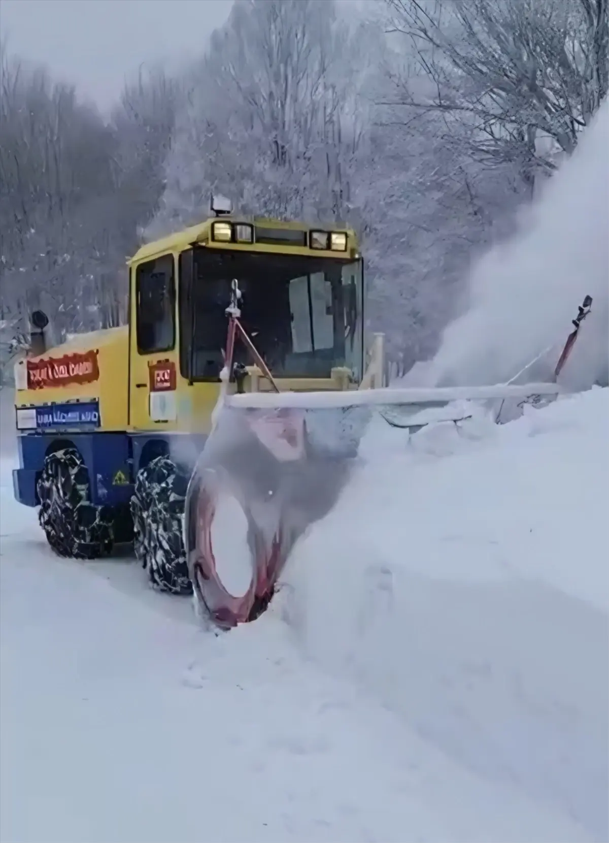 Erbaa\'da Karda Mahsur Kalan Minibüs Kurtarıldı