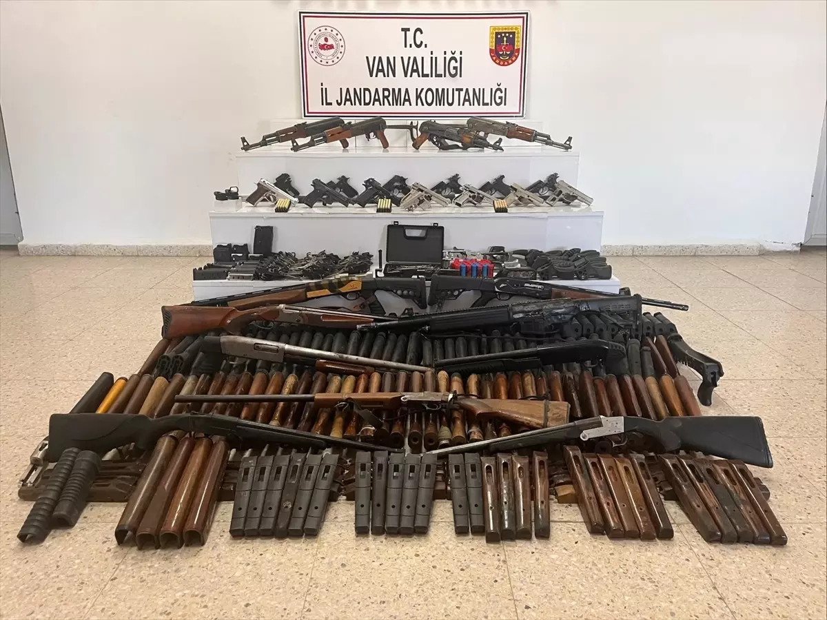 Başkale\'de Silah Operasyonu: 4 Gözaltı