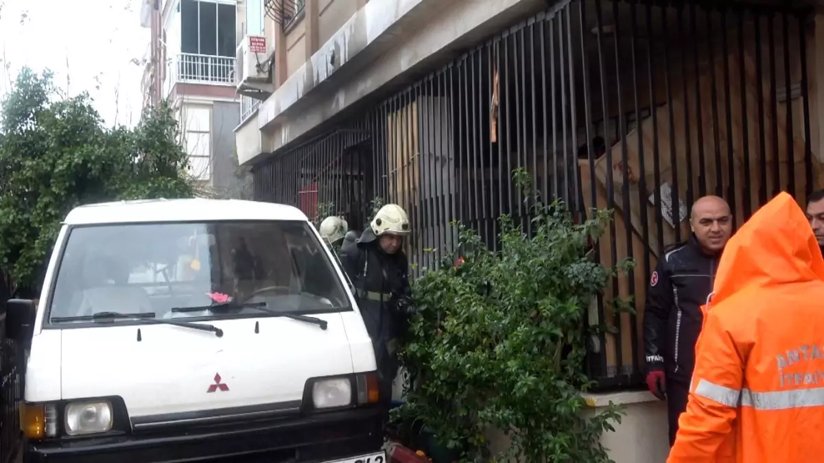 Yaşlı adamı komşuları evden çıkardı, yangın ucuz atlatıldı