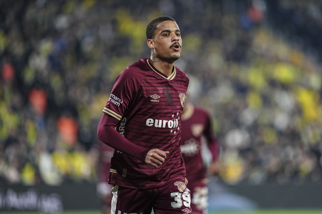 Zirvede puan farkı açıldı! Fenerbahçe, Göztepe engelini aşamadı Zirvede puan farkı açıldı! Fenerbahçe, Göztepe engelini aşamadı