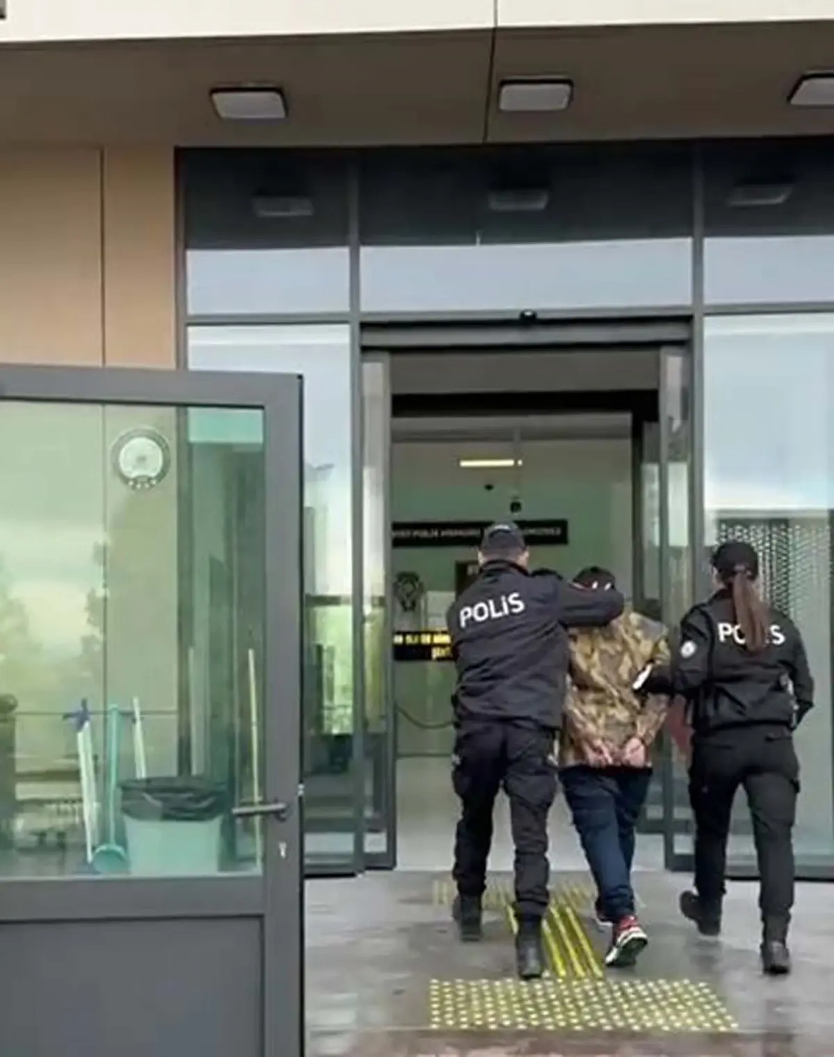 16 ilde aranan şüpheli, İzmir\'de yakalandı