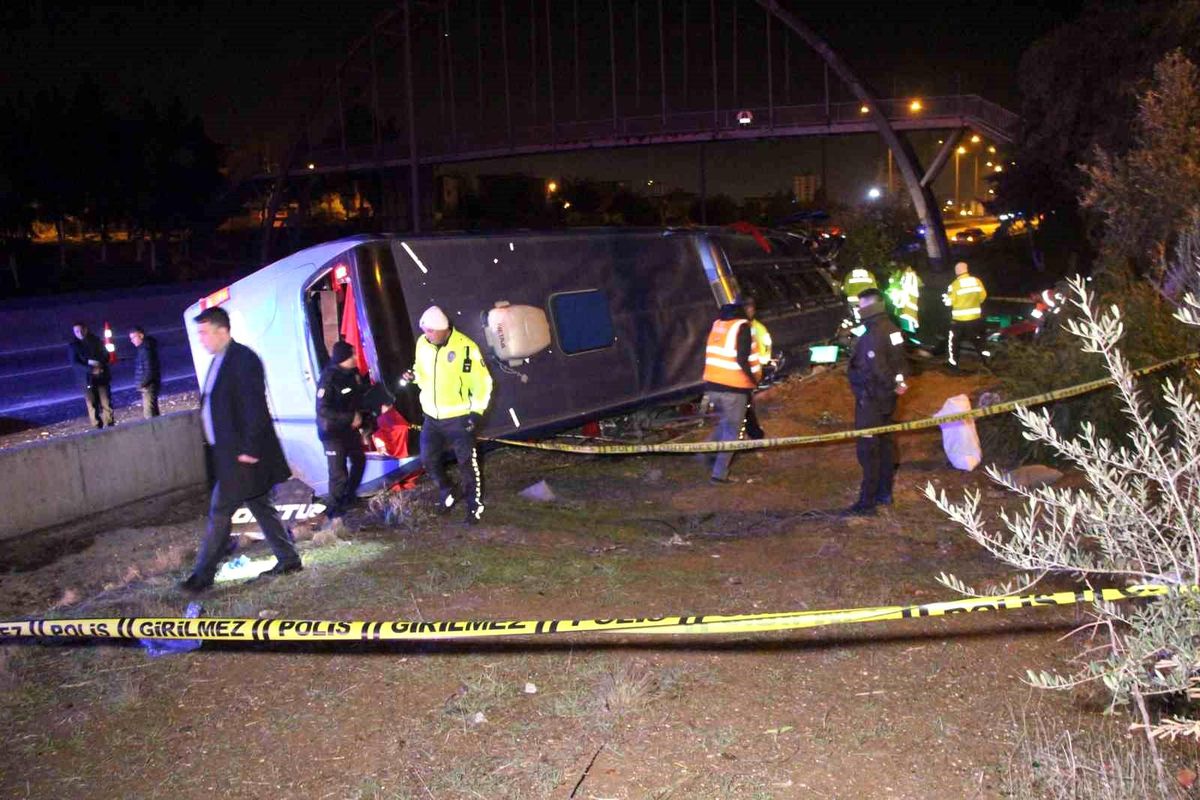 Adana\'da Yolcu Otobüsü Devrildi: 8 Yaralı