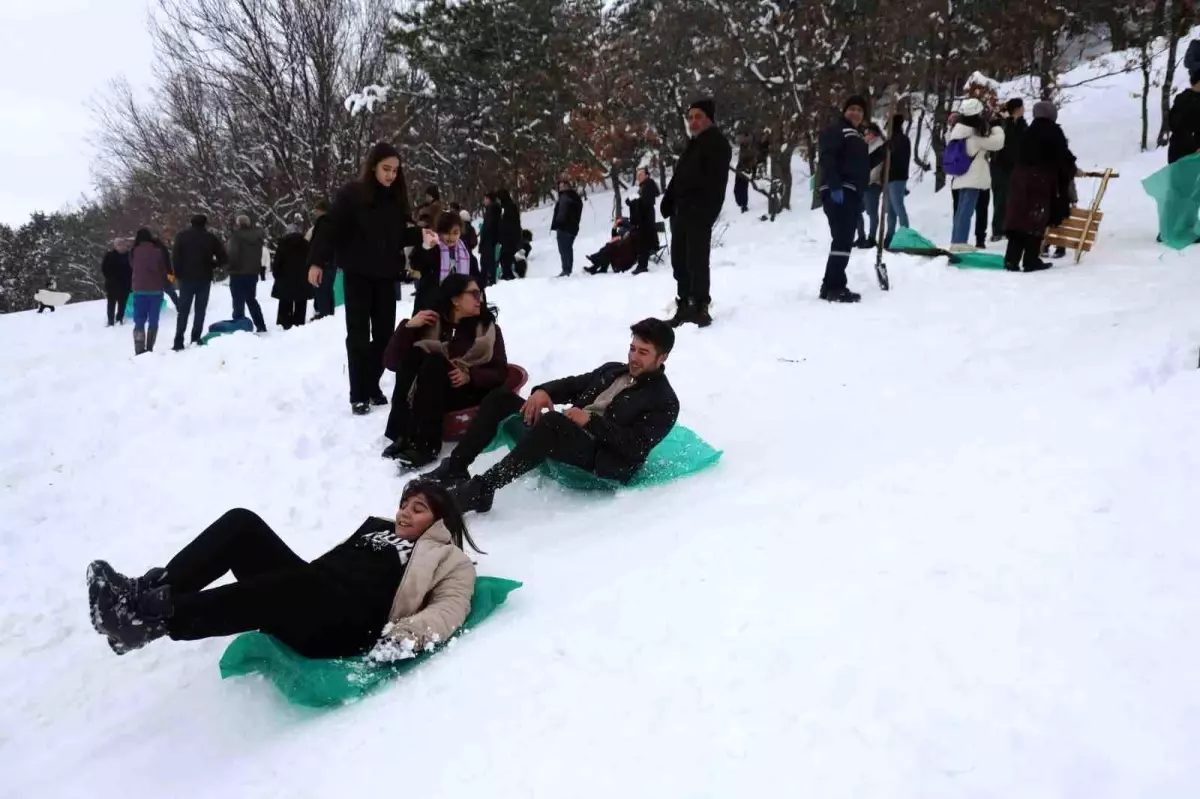 Adana usulü kayak festivali: Leğenle, bidonla, poşetle pistte yarış