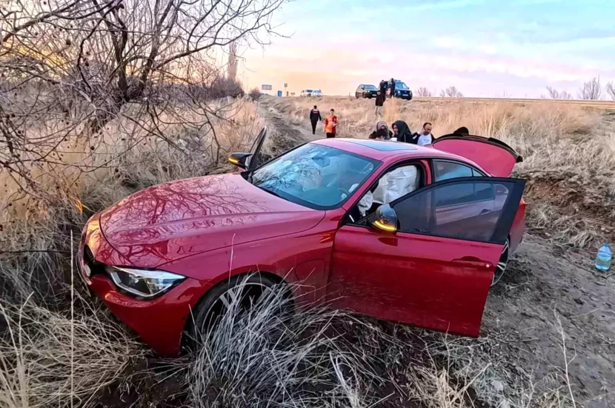 Aksaray\'da Otomobil Şarampole Düştü