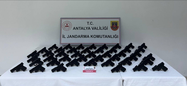 Antalya'da durdurulan araçtan 45 adet ruhsatsız tabanca çıktı Antalya'da durdurulan araçtan 45 adet ruhsatsız tabanca çıktı