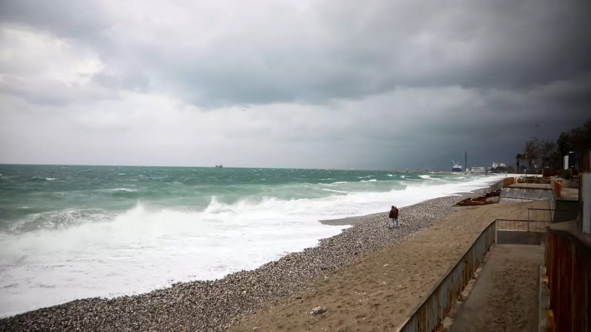 Antalya\'da Fırtına ve Dev Dalgalar!