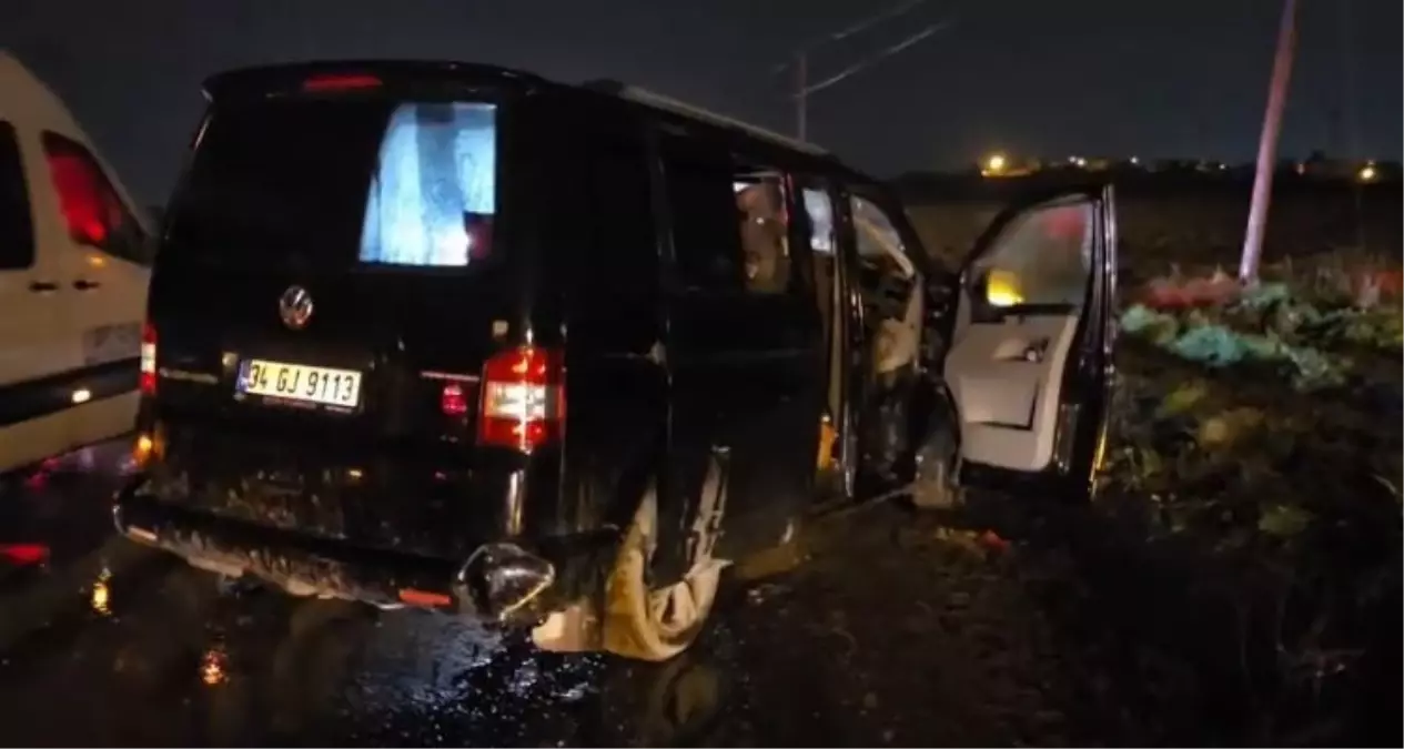 Arnavutköy\'de Kaza: İETT Otobüsü Ticari Araca Çarptı