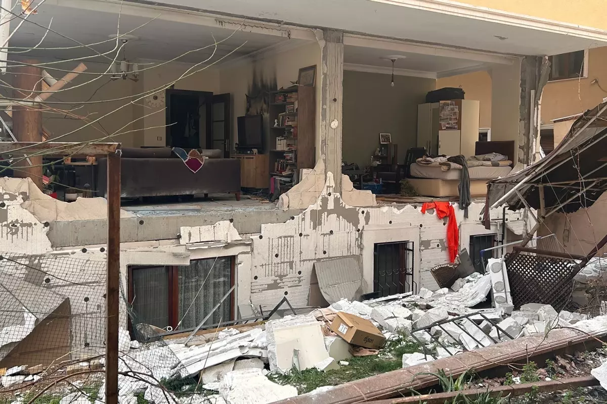 Bomba değil doğal gaz patladı, sokak savaş alanına döndü: 1 yaralı